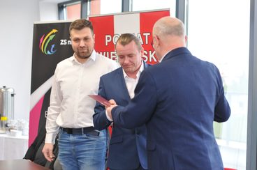 W Zespole Szkół nr 1 w Wieluniu podpisano umowę na budowę boiska